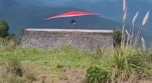 Hang Glider breaks apart in midair