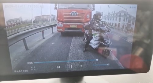 Man on bike in truck's blind spot