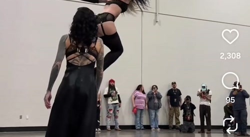 Shoulder hooks kinky