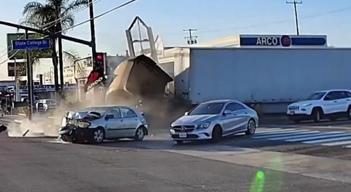 Trucker Slams Into Gas Station - CaliFornia