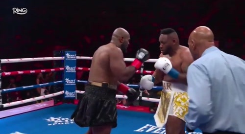 Heavyweight Boxer Loses Toupee - during Fight