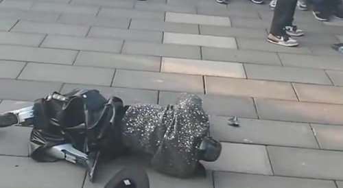 Unitree G1 kicks guy in face