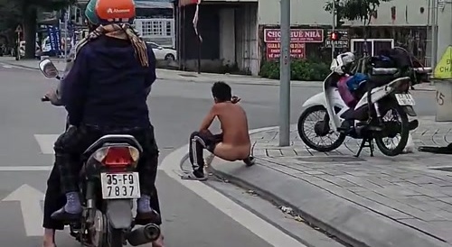 NAKED YOUNG MAN NEAR BONG LAU BRIDGE
