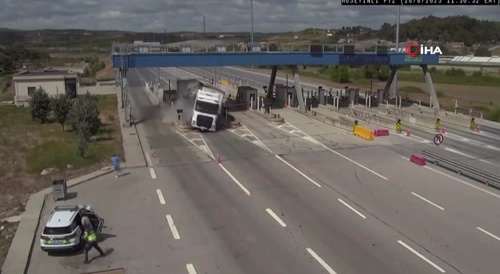 The truck chased the gendarmerie.