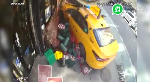 NYC yellow taxi crashes in 2 pedestrians on the sidewalk