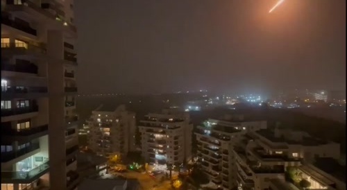 A ballistic missile struck Petah Tikva earlier this evening, with dramatic footage capturing the moment of impact.