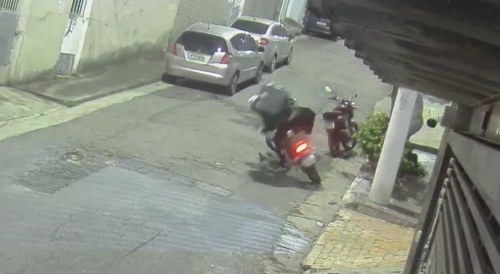 Off duty female officer fucked up two robbers