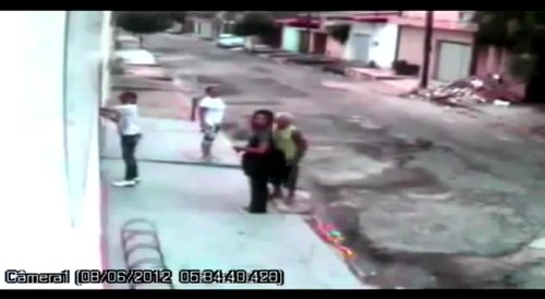 Elderly man makes thief flee by hitting him with a cane.