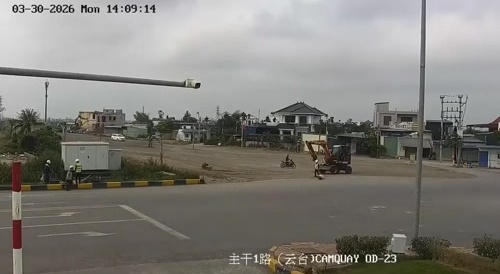 moped rider dismounts in a epic fashion