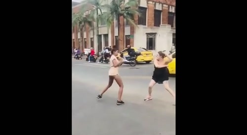 Mujeres pelean con cuchillos