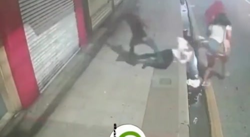 The robber dies after falling onto his own knife.