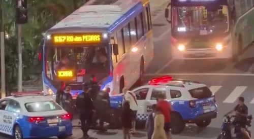 Police arrest a troublemaker who is blocking traffic