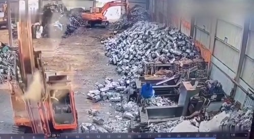 Guy gets cut off at torso by hydrolic crusher