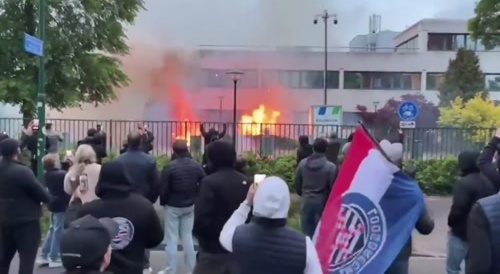 Dutch citizens set fire to a new reception center