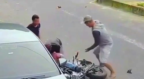 Stupid Idiot with a Stick Causes Bike Crash