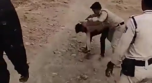 Indian police is attacked by miscreants