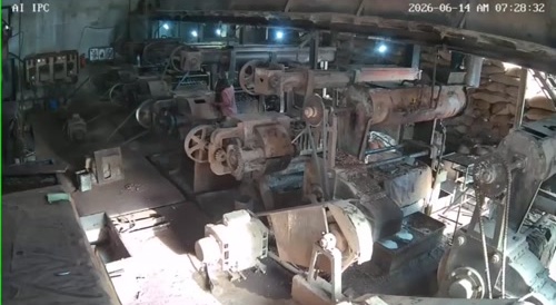 Female Indian Worker Tried To Copy The Russian Lathe