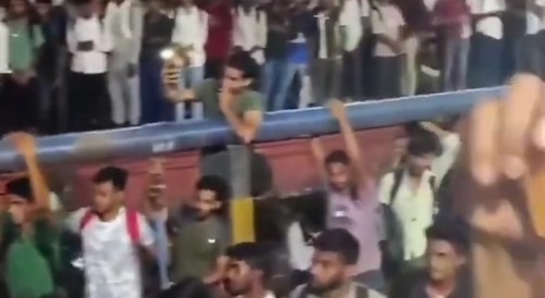 Students halt departure after not being able to get on the train