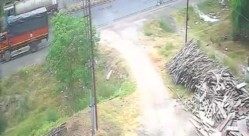 Cyclist in a hurry, hit by truck