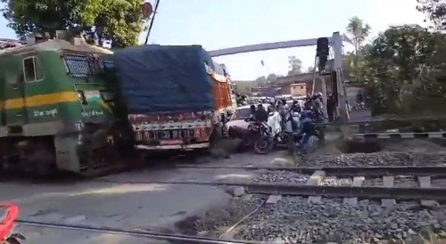 Oncoming train, people still stuck cluelessly