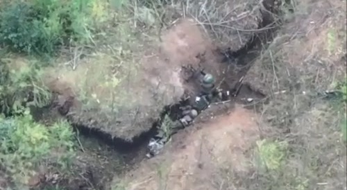 A Ukrainian finishes off a russian with a rifle butt