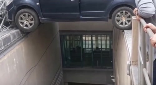 Car building climb