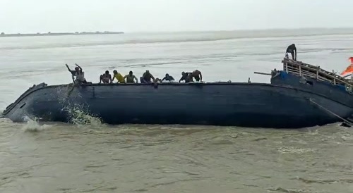 boat capsizea
