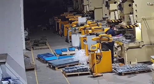 Worker's Hand Crushed In Hydraulic Machine