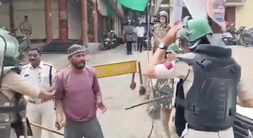 Indian Police Clubbed Muslim Thief