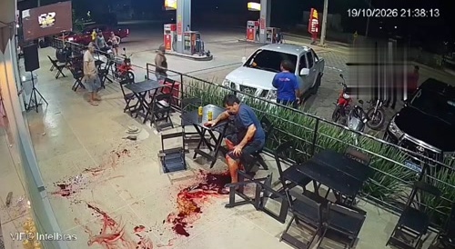 Guy Gets Stabbed During Fight